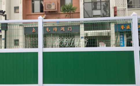 簡(jiǎn)易圍擋在城市商業(yè)廣場(chǎng)或公共場(chǎng)所中的使用壽命如何延長？（城市商業(yè)廣場(chǎng)或公共場(chǎng)所中簡(jiǎn)易圍擋的防紫外線和抗老化要求）