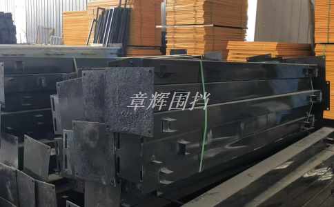 如何利用防風(fēng)帶和地釘?shù)仍O(shè)備和材料，增強(qiáng)簡(jiǎn)易圍擋的抗風(fēng)和穩(wěn)定性，使其符合相關(guān)標(biāo)準(zhǔn)和規(guī)定要求？（利用防風(fēng)帶與地釘實(shí)現(xiàn)簡(jiǎn)易圍擋抗風(fēng)穩(wěn)定標(biāo)準(zhǔn)化）