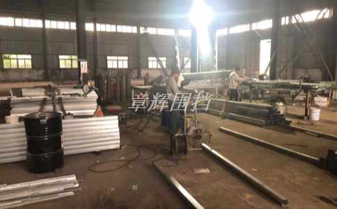 簡易圍擋在城市公共廁所改造中的顏色應(yīng)該如何設(shè)計(jì)？（城市公共廁所中簡易圍擋的色彩與圖案方案）