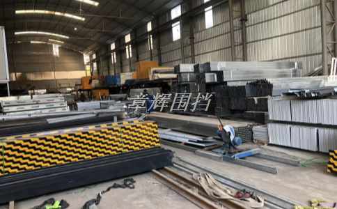 簡(jiǎn)易圍擋在城市道路改造中的顏色應(yīng)該如何配置？（城市道路改造中簡(jiǎn)易圍擋的顏色方案探討）