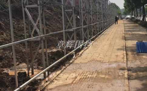 如何通過提高安裝質(zhì)量和技術(shù)水平，確保簡易圍擋安裝符合相關(guān)標(biāo)準(zhǔn)和規(guī)定？（提高安裝質(zhì)量確保簡易圍擋安裝符合標(biāo)準(zhǔn)）