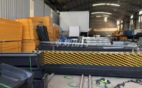 簡易圍擋在垃圾清運(yùn)和危險廢物處理中的使用壽命如何？（垃圾清運(yùn)和廢物處理中簡易圍擋的定期維護(hù)與更新?lián)Q代策略）